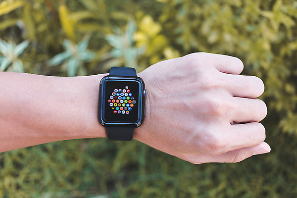 포토 JPG 해외이미지 음악 스포츠 시계 인터넷 통신 모바일 미래 새로움 3 사람없음 스마트폰 컴퓨터 유행 상점 디지털 스크린 터치 사과 손목 스마트 손목시계 전자 혁명 손목보호대 터치스크린 웨어러블 2017년 셀룰러 시리즈 해외포토 컨셉 과일 장신구 문화예술 신체부위 전자제품 핸드폰 스마트기기 연도 파일형식 이미지허브