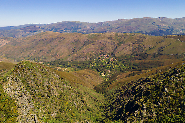 포토 JPG 해외이미지 유럽 여행 농업 자연 휴가 산 안테나 파노라마 풍경 사람없음 야외 초록색 여름 도시풍경 여행객 걷기 마을 계곡 하이킹 시골 도시 포르투갈 언덕 호기심 숨기 옛날 절정 해외포토 계절 감정 나라 산업 컬러 컨셉 통신 모션 레저 촬영기법 사람 생태계 파일형식 이미지허브