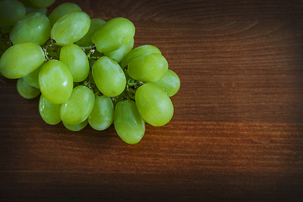 포토 JPG 해외이미지 음식 과일 탁자 포도 사람없음 목재 초록색 신선 널 다발 유기농 해외포토 나무 웰빙 컬러 가구 재료 파일형식 이미지허브