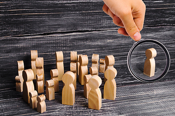 포토 JPG 해외이미지 손 돋보기 실내 들기 신체부위 관찰 말_게임 확대 군중 나무배경 해외포토 백그라운드 모션 사람 내부 게임 파일형식 이미지허브