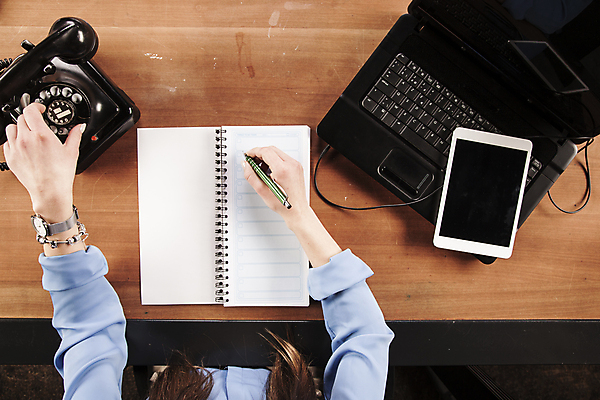 포토 JPG 해외이미지 직업 라이프스타일 백그라운드 인터넷 비즈니스 모션 탁자 직장 관리 한명 사람 목재 스마트폰 컴퓨터 사무실 알약 쪽지 자료 업무 비즈니스우먼 정상 종업원 책상 경영자 리더 바쁨 업무과다 비서 야근 경영 우수 공급 해외포토 나무 1 여자 가구 회사 재료 생활 전자제품 핸드폰 스마트기기 약 작업 직장인 절기 파일형식 이미지허브