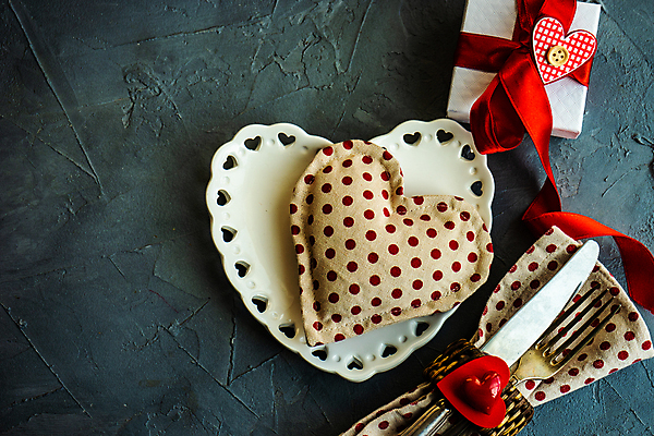 포토 JPG 해외이미지 식기 접시 커플 리본 백그라운드 컨셉 탁자 휴가 발렌타인데이 사랑 사람없음 빨간색 세트 축제 하트 시골 신용카드 은색 설정 카피스페이스 해외포토 모양 감정 컬러 가구 관계 데이이벤트 금융 공백 파일형식 이미지허브