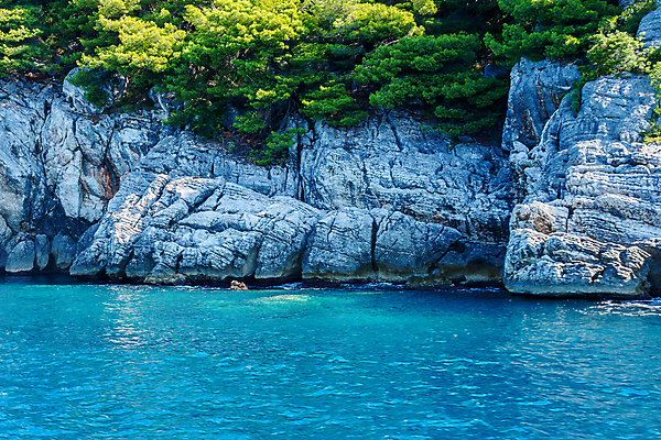 포토 JPG 해외이미지 나무 구름 바다 여행 하늘색 자연 하늘 산 풍경 경사 사람없음 야외 초록색 물 여름 햇빛 태양 반사 도시 만 보트 서핑 휴양지 노려봄 몬테네그로 생태학 석회암 터키석 수평선 해외포토 자연요소 식물 계절 교육 컬러 배_교통 표정 파란색 장소 암석 수상스포츠 보석 생태계 파일형식 이미지허브