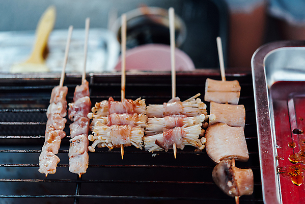 포토 JPG 해외이미지 전통 접시 아시아 음식 조각 태국 고추 거리 건강 육류 돼지고기 요리 동양인 사람없음 빨간색 식당 식사 저녁식사 중국 소고기 뜨거움 막대기 시장 달콤 맛 그릴 바비큐 굽기 허브 향신료 매움 후추 점심식사 절임 스타일 해외포토 식물 식기 나라 컬러 컨셉 채소 식재료 주방용품 인종 상점 구이 향미료 파일형식 이미지허브