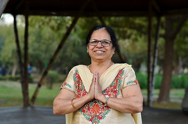 포토 JPG 해외이미지 전통 라이프스타일 공원 행복 문화 할머니 분홍색 포즈 백그라운드 자연 엄마 휴가 관리 한명 서기 미소 사람 성인 야외 초록색 여름 유행 힘 흰색 뜨거움 숲 은퇴 보케 내추럴 교차 블러 옛날 접기 힌두교 미니멀 해외포토 1 계절 공공시설 여자 노년 감정 종교 컬러 가족 모션 표정 생활 생태계 파일형식 이미지허브