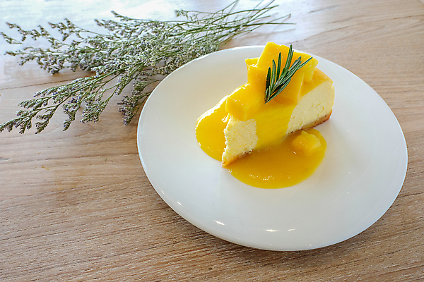 포토 JPG 해외이미지 접시 음식 조각 백그라운드 포크 과일 탁자 디저트 치즈 건강 사람없음 목재 장식 컬러풀 노란색 케이크 흰색 나뭇가지 신선 달콤 맛 정상 굽기 먹기 크림 망고 로즈메리 페스츄리 해외포토 나무 식기 빵 컬러 가구 컨셉 재료 모션 유제품 구이 허브 열대과일 파일형식 이미지허브