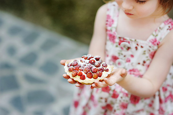 포토 JPG 해외이미지 백인 라이프스타일 응시 드레스 여자 딸 행복 어린이 음식 꽃무늬 과일 딸기 아침 디저트 주택 건강 사랑 한명 서기 사람 가로 빨간색 케이크 식사 달콤 맛 작음 설탕 컵케이크 먹기 영양 셀프 타르트 해외포토 주간 서양인 1 시선 옷 꽃 감정 빵 컬러 컨셉 무늬 가족 모션 건물 생활 크기 파이_빵 파일형식 이미지허브