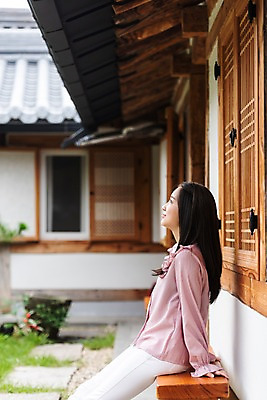 포토 JPG 주간 한국전통 응시 여자 여유 여행 휴식 한옥 한명 미소 사람 앉기 상반신 20대 성인 야외 옆모습 한국인 자유 가을 편안함 전라북도 펜션 한옥마을 국내여행 전주 게스트하우스 성인여자한명만 소확행 국내포토 자연요소 1 전통 시선 계절 감정 뷰포인트 컨셉 고건축 모션 숙소 한국 표정 동양인 청년 마을 감각 숙박업 전라도 신조어 여자한명만 성인여자만 파일형식