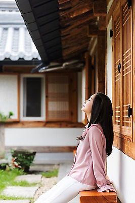 포토 JPG 주간 한국전통 여자 여유 여행 휴식 한옥 한명 사람 앉기 상반신 20대 성인 야외 옆모습 한국인 자유 가을 편안함 전라북도 펜션 한옥마을 국내여행 전주 게스트하우스 성인여자한명만 소확행 국내포토 자연요소 1 전통 계절 감정 뷰포인트 컨셉 고건축 모션 숙소 한국 동양인 청년 마을 감각 숙박업 전라도 신조어 여자한명만 성인여자만 파일형식
