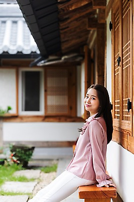 포토 JPG 주간 한국전통 응시 여자 여유 여행 휴식 한옥 한명 미소 사람 앉기 상반신 20대 성인 야외 옆모습 한국인 자유 가을 편안함 전라북도 펜션 한옥마을 국내여행 전주 게스트하우스 성인여자한명만 소확행 국내포토 자연요소 1 전통 시선 계절 감정 뷰포인트 컨셉 고건축 모션 숙소 한국 표정 동양인 청년 마을 감각 숙박업 전라도 신조어 여자한명만 성인여자만 파일형식