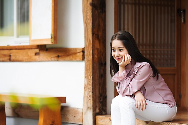 포토 JPG 주간 한국전통 응시 여자 여유 여행 휴식 한옥 한명 미소 사람 앉기 상반신 20대 성인 야외 옆모습 아웃포커스 턱괴기 한국인 자유 가을 전라북도 펜션 한옥마을 국내여행 전주 게스트하우스 성인여자한명만 국내포토 자연요소 1 전통 시선 계절 감정 뷰포인트 컨셉 고건축 모션 숙소 한국 촬영기법 표정 동양인 청년 마을 숙박업 전라도 여자한명만 성인여자만 파일형식