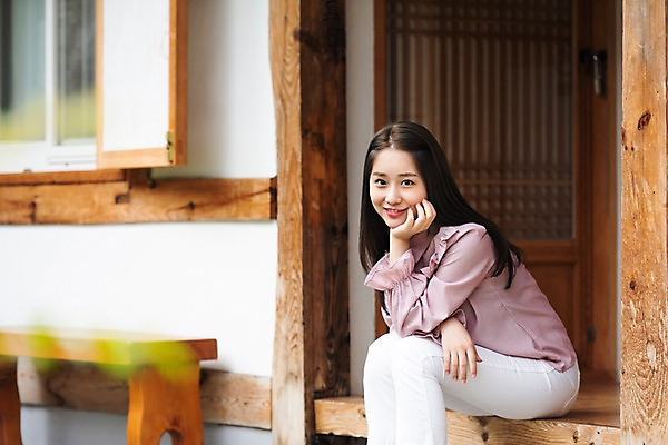 포토 JPG 주간 한국전통 응시 여자 여유 여행 휴식 한옥 한명 미소 사람 상반신 20대 성인 야외 옆모습 아웃포커스 턱괴기 한국인 자유 가을 전라북도 펜션 한옥마을 국내여행 전주 게스트하우스 성인여자한명만 국내포토 자연요소 1 전통 시선 계절 감정 뷰포인트 컨셉 고건축 모션 숙소 한국 촬영기법 표정 동양인 청년 마을 숙박업 전라도 여자한명만 성인여자만 파일형식