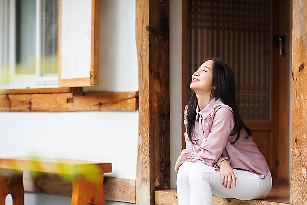 포토 JPG 주간 한국전통 여자 여유 여행 휴식 한옥 한명 미소 사람 앉기 상반신 20대 성인 야외 옆모습 아웃포커스 눈감음 한국인 자유 가을 전라북도 펜션 한옥마을 국내여행 전주 게스트하우스 성인여자한명만 국내포토 자연요소 1 전통 계절 감정 뷰포인트 컨셉 고건축 모션 숙소 한국 촬영기법 표정 동양인 청년 마을 숙박업 전라도 여자한명만 성인여자만 파일형식