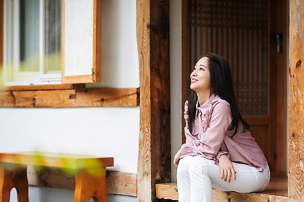 포토 JPG 주간 한국전통 응시 여자 여유 여행 휴식 한옥 한명 미소 사람 앉기 상반신 20대 성인 야외 옆모습 아웃포커스 한국인 자유 가을 전라북도 펜션 한옥마을 국내여행 전주 게스트하우스 성인여자한명만 국내포토 자연요소 1 전통 시선 계절 감정 뷰포인트 컨셉 고건축 모션 숙소 한국 촬영기법 표정 동양인 청년 마을 숙박업 전라도 여자한명만 성인여자만 파일형식