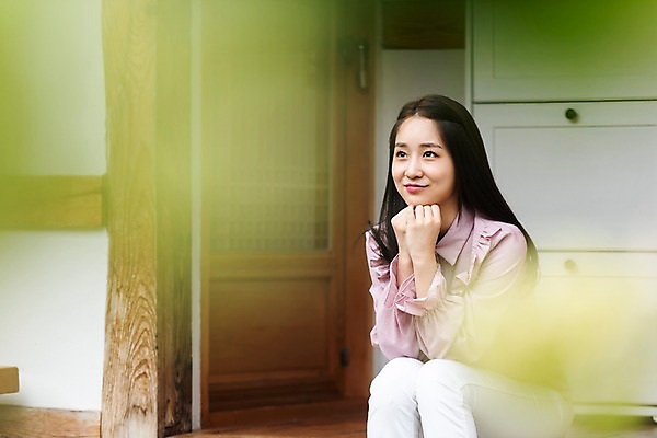 포토 JPG 주간 한국전통 응시 여자 여유 여행 휴식 한옥 한명 미소 사람 상반신 20대 성인 야외 앞모습 아웃포커스 턱괴기 한국인 자유 가을 편안함 전라북도 펜션 한옥마을 국내여행 전주 게스트하우스 성인여자한명만 소확행 국내포토 자연요소 1 전통 시선 계절 감정 뷰포인트 컨셉 고건축 모션 숙소 한국 촬영기법 표정 동양인 청년 마을 감각 숙박업 전라도 신조어 여자한명만 성인여자만 파일형식