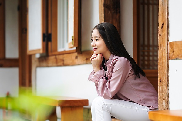 포토 JPG 주간 한국전통 응시 여자 여유 여행 휴식 한옥 한명 미소 사람 앉기 상반신 20대 성인 야외 옆모습 아웃포커스 턱괴기 한국인 자유 가을 편안함 전라북도 펜션 한옥마을 국내여행 전주 게스트하우스 성인여자한명만 소확행 국내포토 자연요소 1 전통 시선 계절 감정 뷰포인트 컨셉 고건축 모션 숙소 한국 촬영기법 표정 동양인 청년 마을 감각 숙박업 전라도 신조어 여자한명만 성인여자만 파일형식