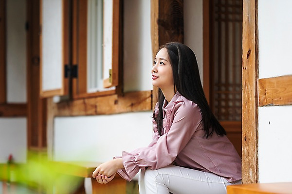 포토 JPG 주간 한국전통 응시 여자 여유 여행 한옥 한명 미소 사람 앉기 상반신 20대 성인 야외 옆모습 아웃포커스 한국인 자유 가을 편안함 전라북도 펜션 한옥마을 국내여행 전주 게스트하우스 성인여자한명만 소확행 국내포토 자연요소 1 전통 시선 계절 감정 뷰포인트 컨셉 고건축 모션 숙소 한국 촬영기법 표정 동양인 청년 마을 감각 숙박업 전라도 신조어 여자한명만 성인여자만 파일형식