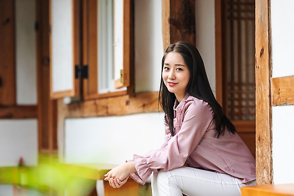 포토 JPG 주간 한국전통 응시 여자 여유 여행 휴식 한옥 한명 미소 사람 앉기 상반신 20대 성인 야외 옆모습 아웃포커스 한국인 자유 가을 편안함 전라북도 펜션 한옥마을 국내여행 전주 게스트하우스 성인여자한명만 소확행 국내포토 자연요소 1 전통 시선 계절 감정 뷰포인트 컨셉 고건축 모션 숙소 한국 촬영기법 표정 동양인 청년 마을 감각 숙박업 전라도 신조어 여자한명만 성인여자만 파일형식