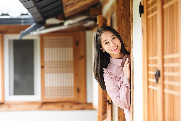 포토 JPG 주간 한국전통 여자 여유 여행 한옥 한명 미소 사람 상반신 20대 성인 야외 앞모습 한국인 자유 가을 편안함 전라북도 펜션 한옥마을 국내여행 전주 게스트하우스 성인여자한명만 소확행 국내포토 자연요소 1 전통 계절 감정 뷰포인트 컨셉 고건축 숙소 한국 표정 동양인 청년 마을 감각 숙박업 전라도 신조어 여자한명만 성인여자만 파일형식