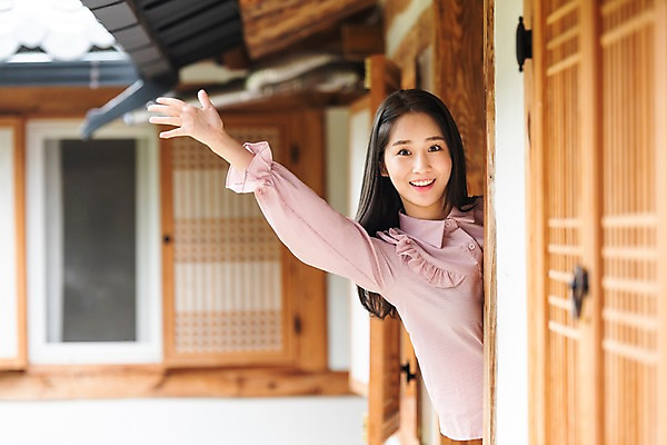 포토 JPG 주간 한국전통 응시 여자 여유 여행 한옥 한명 미소 사람 상반신 20대 성인 야외 앞모습 한국인 자유 가을 편안함 전라북도 펜션 손인사 한옥마을 국내여행 전주 게스트하우스 성인여자한명만 소확행 국내포토 자연요소 1 전통 시선 계절 감정 뷰포인트 컨셉 고건축 숙소 한국 표정 동양인 청년 마을 인사 감각 숙박업 전라도 신조어 여자한명만 성인여자만 파일형식