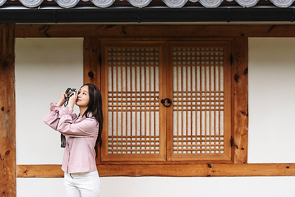 포토 JPG 주간 한국전통 응시 여자 여유 여행 한옥 한명 미소 사람 상반신 20대 성인 취미 야외 옆모습 카메라 사진촬영 한국인 자유 가을 편안함 전라북도 펜션 한옥마을 국내여행 전주 게스트하우스 성인여자한명만 소확행 국내포토 자연요소 1 전통 시선 계절 감정 뷰포인트 컨셉 고건축 숙소 한국 표정 동양인 청년 전자제품 마을 촬영 감각 숙박업 전라도 신조어 여자한명만 성인여자만 파일형식