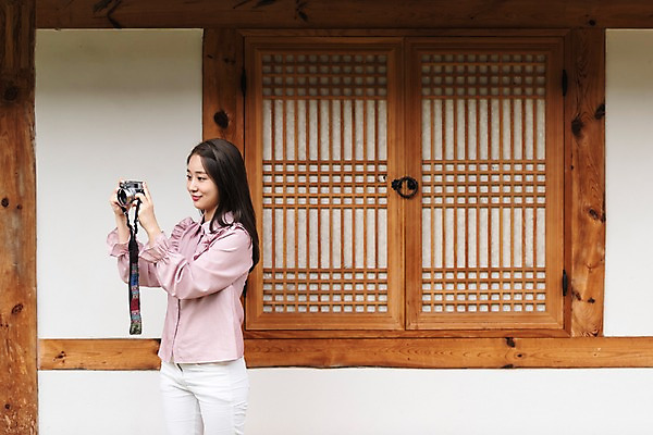 포토 JPG 주간 한국전통 응시 여자 여유 여행 한옥 한명 사람 상반신 20대 성인 취미 야외 옆모습 카메라 사진촬영 한국인 자유 가을 편안함 전라북도 펜션 한옥마을 국내여행 전주 게스트하우스 성인여자한명만 소확행 국내포토 자연요소 1 전통 시선 계절 감정 뷰포인트 컨셉 고건축 숙소 한국 동양인 청년 전자제품 마을 촬영 감각 숙박업 전라도 신조어 여자한명만 성인여자만 파일형식