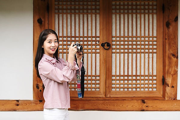 포토 JPG 주간 한국전통 응시 여자 여유 여행 한옥 한명 미소 사람 상반신 20대 성인 취미 야외 옆모습 카메라 사진촬영 한국인 자유 가을 편안함 전라북도 펜션 한옥마을 국내여행 전주 성인여자한명만 소확행 국내포토 자연요소 1 전통 시선 계절 감정 뷰포인트 컨셉 고건축 숙소 한국 표정 동양인 청년 전자제품 마을 촬영 감각 전라도 신조어 여자한명만 성인여자만 파일형식