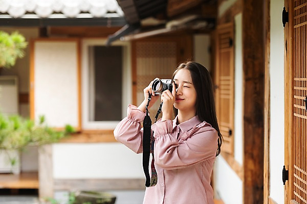 포토 JPG 주간 한국전통 여자 여유 여행 한옥 한명 사람 상반신 20대 성인 취미 야외 옆모습 카메라 사진촬영 한국인 자유 가을 편안함 전라북도 펜션 한옥마을 국내여행 전주 게스트하우스 성인여자한명만 소확행 국내포토 자연요소 1 전통 계절 감정 뷰포인트 컨셉 고건축 숙소 한국 동양인 청년 전자제품 마을 촬영 감각 숙박업 전라도 신조어 여자한명만 성인여자만 파일형식