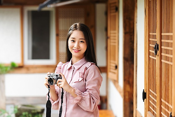 포토 JPG 주간 한국전통 응시 여자 여유 여행 한옥 한명 미소 사람 상반신 20대 성인 취미 야외 앞모습 카메라 사진촬영 한국인 자유 가을 편안함 전라북도 펜션 한옥마을 국내여행 전주 게스트하우스 성인여자한명만 소확행 국내포토 자연요소 1 전통 시선 계절 감정 뷰포인트 컨셉 고건축 숙소 한국 표정 동양인 청년 전자제품 마을 촬영 감각 숙박업 전라도 신조어 여자한명만 성인여자만 파일형식