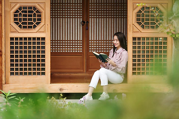 포토 JPG 주간 전신 한국전통 여자 여유 여행 휴식 한옥 한명 미소 사람 앉기 20대 성인 취미 야외 옆모습 아웃포커스 책 독서 한국인 자유 가을 편안함 전라북도 펜션 한옥마을 국내여행 전주 게스트하우스 성인여자한명만 소확행 국내포토 자연요소 1 전통 계절 감정 뷰포인트 컨셉 고건축 모션 숙소 한국 촬영기법 표정 동양인 청년 마을 감각 숙박업 전라도 신조어 여자한명만 성인여자만 파일형식