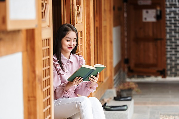 포토 JPG 주간 한국전통 여자 여유 여행 휴식 한명 미소 사람 앉기 상반신 20대 성인 취미 야외 옆모습 아웃포커스 책 독서 한국인 자유 가을 편안함 전라북도 펜션 한옥마을 국내여행 전주 게스트하우스 성인여자한명만 소확행 국내포토 자연요소 1 전통 계절 감정 뷰포인트 컨셉 모션 숙소 한옥 한국 촬영기법 표정 동양인 청년 마을 감각 숙박업 전라도 신조어 여자한명만 성인여자만 파일형식
