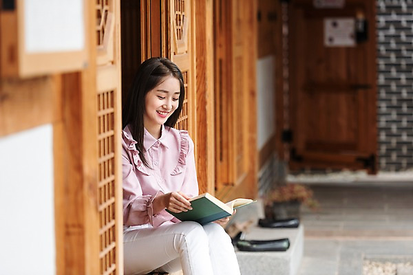 포토 JPG 주간 한국전통 여자 여유 여행 휴식 한옥 한명 미소 사람 상반신 20대 성인 취미 야외 옆모습 아웃포커스 책 독서 한국인 자유 가을 편안함 전라북도 즐거움 펜션 국내여행 전주 게스트하우스 성인여자한명만 소확행 국내포토 자연요소 1 전통 계절 감정 뷰포인트 컨셉 고건축 숙소 한국 촬영기법 표정 동양인 청년 감각 숙박업 전라도 신조어 여자한명만 성인여자만 파일형식