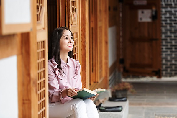 포토 JPG 주간 한국전통 응시 여자 여유 여행 휴식 한옥 한명 미소 사람 상반신 20대 성인 취미 야외 옆모습 아웃포커스 책 독서 한국인 자유 가을 편안함 전라북도 펜션 한옥마을 설레임 국내여행 전주 게스트하우스 성인여자한명만 소확행 국내포토 자연요소 1 전통 시선 계절 감정 뷰포인트 컨셉 고건축 숙소 한국 촬영기법 표정 동양인 청년 마을 감각 숙박업 전라도 신조어 여자한명만 성인여자만 파일형식