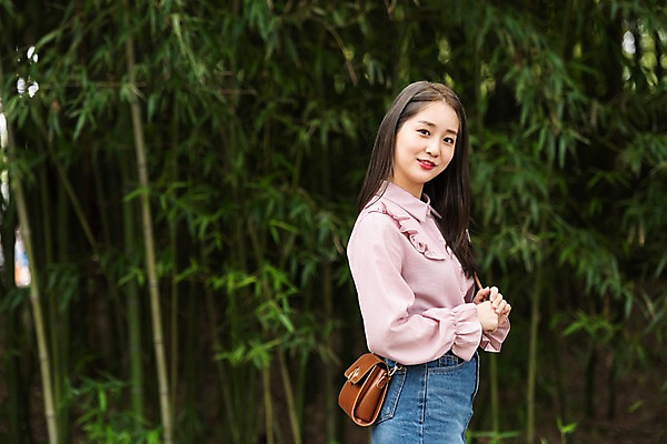 포토 JPG 주간 한국전통 응시 여자 여유 여행 한명 미소 사람 상반신 20대 성인 야외 옆모습 한국인 자유 가을 전라북도 대나무 한옥마을 설레임 국내여행 전주 성인여자한명만 경기전 국내포토 자연요소 나무 1 전통 시선 계절 감정 뷰포인트 컨셉 한옥 한국 표정 동양인 청년 마을 전라도 여자한명만 성인여자만 파일형식