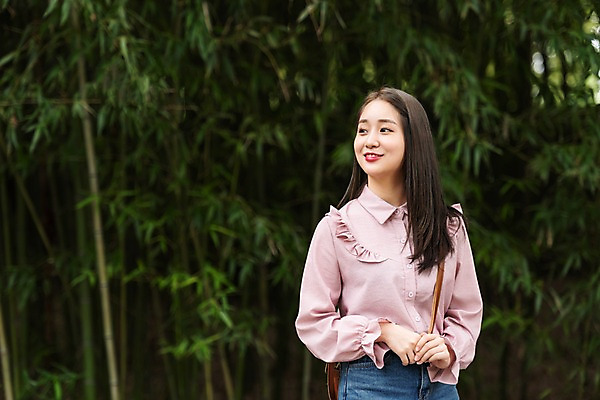 포토 JPG 주간 한국전통 응시 여자 여유 여행 한명 미소 사람 상반신 20대 성인 야외 앞모습 산책 한국인 자유 가을 전라북도 대나무 한옥마을 설레임 국내여행 전주 성인여자한명만 경기전 국내포토 자연요소 나무 1 전통 시선 계절 감정 뷰포인트 컨셉 휴식 한옥 한국 표정 동양인 청년 마을 전라도 여자한명만 성인여자만 파일형식