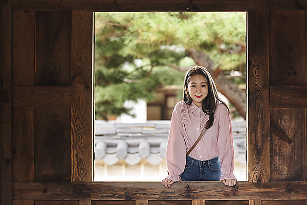 포토 JPG 주간 한국전통 응시 여자 여유 여행 한옥 한명 미소 사람 상반신 20대 성인 야외 앞모습 한국인 자유 가을 전라북도 한옥마을 설레임 국내여행 전주 성인여자한명만 경기전 국내포토 자연요소 1 전통 시선 계절 감정 뷰포인트 컨셉 고건축 한국 표정 동양인 청년 마을 전라도 여자한명만 성인여자만 파일형식