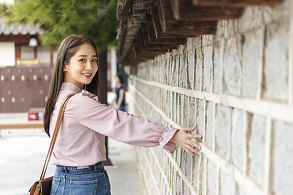 포토 JPG 주간 한국전통 여자 여유 여행 한명 미소 사람 상반신 20대 성인 야외 옆모습 담장 만지기 한국인 자유 가을 전라북도 즐거움 한옥마을 설레임 국내여행 전주 성인여자한명만 기와담장 경기전 국내포토 자연요소 1 전통 계절 감정 뷰포인트 컨셉 모션 한옥 한국 표정 기와 동양인 청년 마을 전라도 여자한명만 성인여자만 파일형식