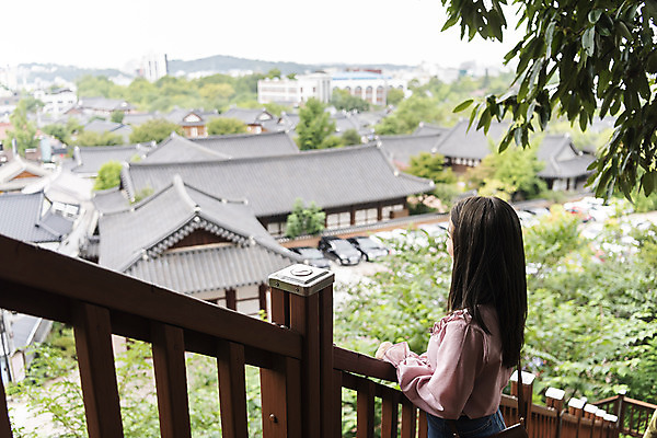 포토 JPG 주간 한국전통 응시 여자 여유 여행 난간 기와집 한명 사람 풍경 상반신 20대 성인 야외 옆모습 아웃포커스 한국인 자유 가을 전라북도 즐거움 한옥마을 설레임 국내여행 전주 성인여자한명만 국내포토 자연요소 1 전통 시선 계절 감정 뷰포인트 컨셉 한옥 한국 촬영기법 동양인 청년 마을 전라도 여자한명만 성인여자만 파일형식