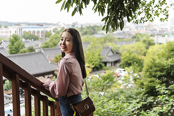 포토 JPG 주간 한국전통 응시 여자 여유 여행 난간 한옥 한명 서기 미소 사람 풍경 상반신 20대 성인 야외 옆모습 아웃포커스 한국인 자유 가을 전라북도 즐거움 한옥마을 설레임 국내여행 전주 성인여자한명만 국내포토 자연요소 1 전통 시선 계절 감정 뷰포인트 컨셉 고건축 모션 한국 촬영기법 표정 동양인 청년 마을 전라도 여자한명만 성인여자만 파일형식
