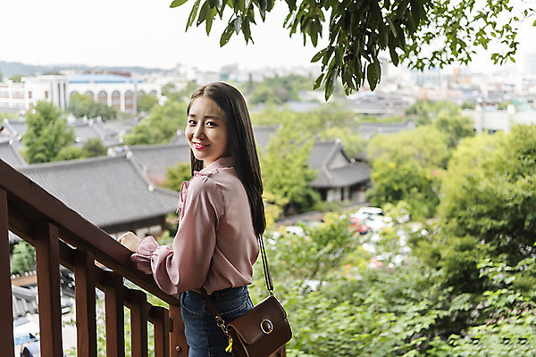포토 JPG 주간 한국전통 응시 여자 여유 여행 난간 한옥 한명 미소 사람 풍경 상반신 20대 성인 야외 옆모습 아웃포커스 한국인 자유 가을 전라북도 즐거움 한옥마을 설레임 국내여행 전주 성인여자한명만 국내포토 자연요소 1 전통 시선 계절 감정 뷰포인트 컨셉 고건축 한국 촬영기법 표정 동양인 청년 마을 전라도 여자한명만 성인여자만 파일형식