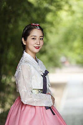 포토 JPG 주간 한국전통 응시 여자 여유 여행 한옥 한명 미소 사람 상반신 20대 성인 야외 옆모습 아웃포커스 한국인 자유 가을 한복 전라북도 즐거움 한옥마을 설레임 국내여행 전주 성인여자한명만 경기전 국내포토 자연요소 1 전통 시선 계절 감정 뷰포인트 컨셉 고건축 한국 촬영기법 표정 동양인 청년 마을 전통의상 전라도 여자한명만 성인여자만 파일형식