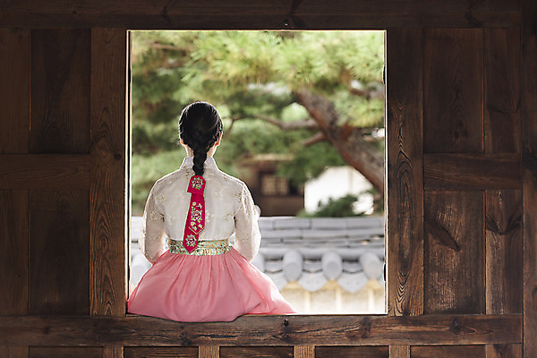 포토 JPG 주간 한국전통 여자 여유 여행 난간 한옥 한명 사람 앉기 상반신 20대 성인 야외 뒷모습 한국인 자유 가을 한복 전라북도 즐거움 한옥마을 설레임 국내여행 전주 성인여자한명만 경기전 국내포토 자연요소 1 전통 계절 감정 뷰포인트 컨셉 고건축 모션 한국 동양인 청년 마을 전통의상 전라도 여자한명만 성인여자만 파일형식