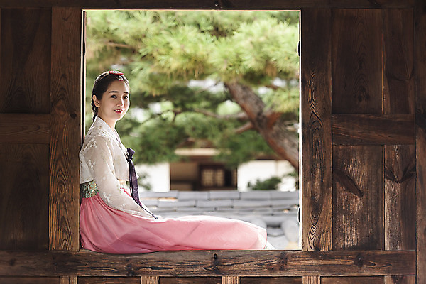 포토 JPG 주간 한국전통 여자 여유 여행 한옥 한명 미소 사람 앉기 상반신 20대 성인 야외 옆모습 한국인 자유 가을 한복 전라북도 한옥마을 설레임 국내여행 전주 성인여자한명만 경기전 국내포토 자연요소 1 전통 계절 감정 뷰포인트 컨셉 고건축 모션 한국 표정 동양인 청년 마을 전통의상 전라도 여자한명만 성인여자만 파일형식