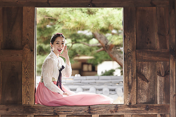 포토 JPG 주간 한국전통 응시 여자 여유 여행 한옥 한명 미소 사람 앉기 손짓 상반신 20대 성인 야외 옆모습 외침 한국인 자유 가을 한복 전라북도 즐거움 한옥마을 설레임 국내여행 전주 성인여자한명만 국내포토 자연요소 1 전통 시선 계절 감정 뷰포인트 컨셉 고건축 모션 한국 표정 동양인 청년 마을 소리 전통의상 전라도 여자한명만 성인여자만 파일형식