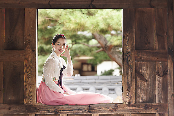 포토 JPG 주간 한국전통 여자 여유 여행 한옥 한명 미소 사람 앉기 손짓 상반신 20대 성인 야외 옆모습 외침 한국인 자유 가을 전라북도 즐거움 한옥마을 설레임 국내여행 전주 성인여자한명만 경기전 국내포토 자연요소 1 전통 계절 감정 뷰포인트 컨셉 고건축 모션 한국 표정 동양인 청년 마을 소리 전라도 여자한명만 성인여자만 파일형식