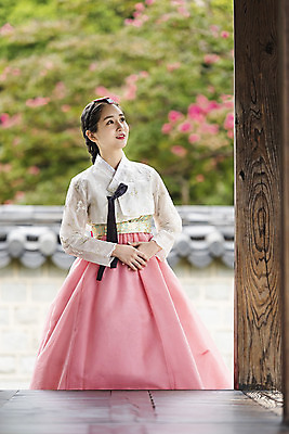 포토 JPG 주간 한국전통 응시 여자 여유 여행 한옥 한명 미소 사람 상반신 20대 성인 야외 앞모습 한국인 자유 가을 한복 전라북도 즐거움 한옥마을 설레임 국내여행 전주 성인여자한명만 경기전 국내포토 자연요소 1 전통 시선 계절 감정 뷰포인트 컨셉 고건축 한국 표정 동양인 청년 마을 전통의상 전라도 여자한명만 성인여자만 파일형식