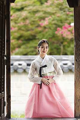 포토 JPG 주간 한국전통 응시 여자 여유 여행 한옥 한명 미소 사람 상반신 20대 성인 야외 앞모습 한국인 자유 가을 한복 전라북도 즐거움 손모으기 한옥마을 설레임 국내여행 전주 성인여자한명만 경기전 국내포토 자연요소 1 전통 시선 계절 감정 뷰포인트 컨셉 고건축 한국 표정 동양인 손짓 청년 마을 전통의상 전라도 여자한명만 성인여자만 파일형식