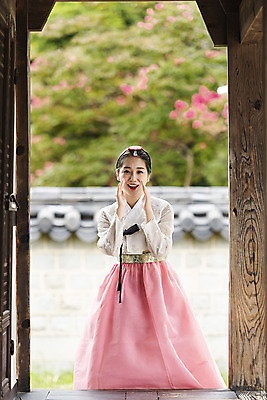 포토 JPG 주간 한국전통 여자 여유 여행 한옥 한명 미소 사람 손짓 상반신 20대 성인 야외 앞모습 외침 한국인 자유 가을 한복 전라북도 즐거움 한옥마을 설레임 국내여행 전주 성인여자한명만 경기전 국내포토 자연요소 1 전통 계절 감정 뷰포인트 컨셉 고건축 모션 한국 표정 동양인 청년 마을 소리 전통의상 전라도 여자한명만 성인여자만 파일형식