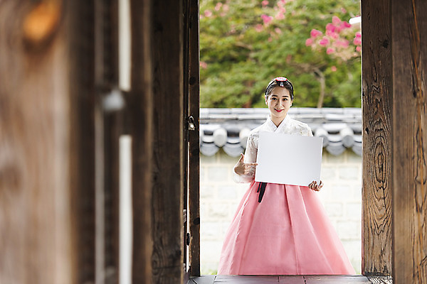 포토 JPG 주간 한국전통 배너 여자 여유 여행 한옥 사각프레임 한명 미소 들기 사람 상반신 20대 성인 야외 앞모습 아웃포커스 한국인 자유 가을 가리킴 한복 전라북도 즐거움 한옥마을 설레임 국내여행 전주 성인여자한명만 경기전 국내포토 자연요소 1 전통 계절 감정 뷰포인트 컨셉 고건축 모션 프레임 한국 촬영기법 표정 동양인 손짓 청년 마을 사각형 전통의상 전라도 여자한명만 성인여자만 파일형식