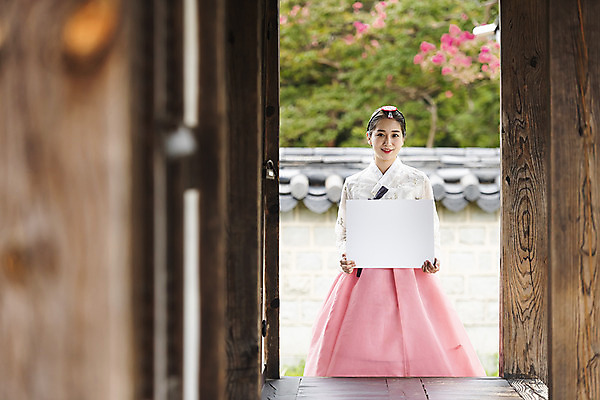 포토 JPG 주간 한국전통 배너 여자 여유 여행 한옥 사각프레임 한명 미소 들기 사람 상반신 20대 성인 야외 앞모습 아웃포커스 한국인 자유 가을 한복 전라북도 즐거움 한옥마을 설레임 국내여행 전주 성인여자한명만 경기전 국내포토 자연요소 1 전통 계절 감정 뷰포인트 컨셉 고건축 모션 프레임 한국 촬영기법 표정 동양인 청년 마을 사각형 전통의상 전라도 여자한명만 성인여자만 파일형식